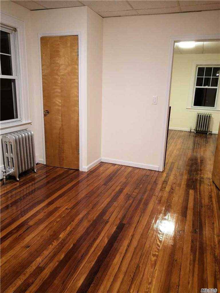 Large 1 Bedroom Apartment, Close to Shopping Areas and Public Transportation