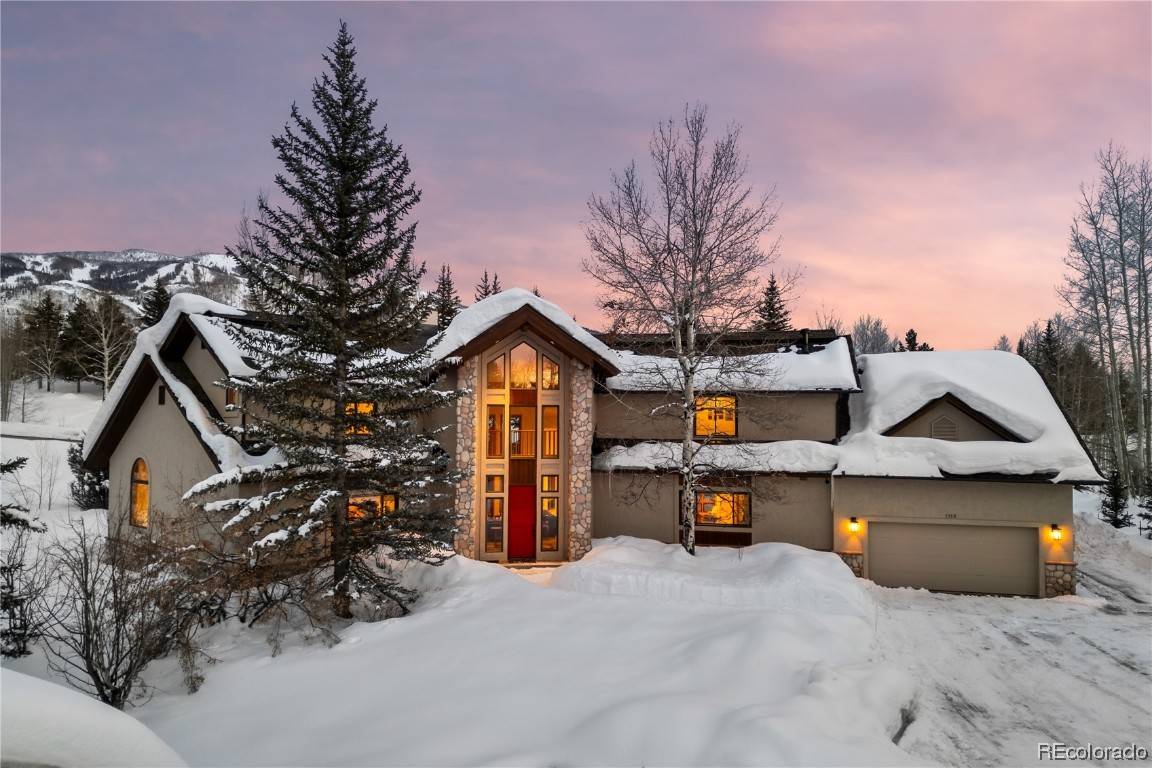 Beautiful home nestled in a private location, close to the ski area, shopping, trails and more !