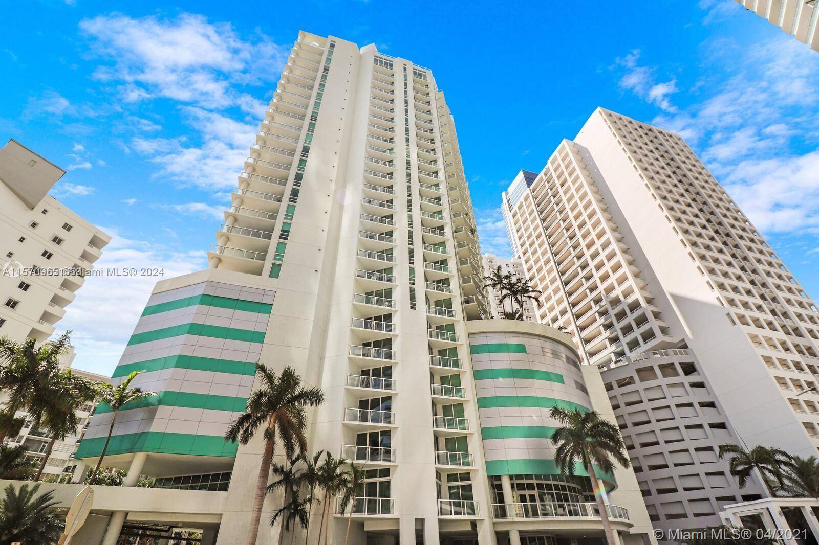 EXQUISITE CONDO IN THE HEART OF BRICKELL WITH EXTRAORDINARY VIEWS OF THE BAY AND CITY.