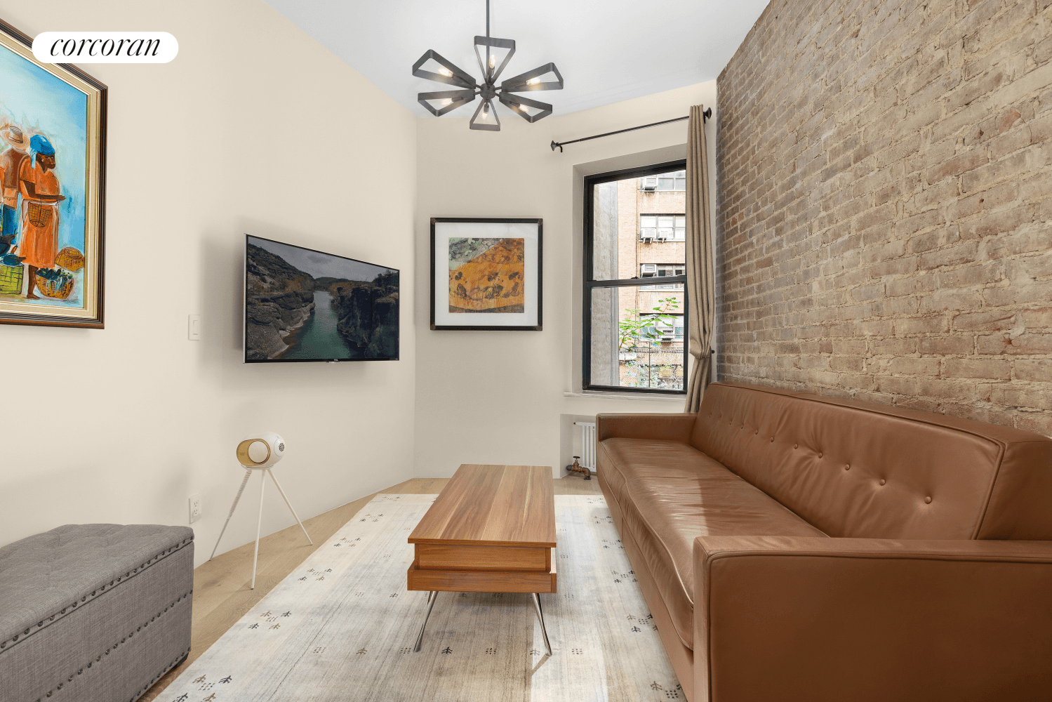 20 East 88th Street 1D is a quiet and efficiently laid out studio apartment in a boutique elevator coop on the doorstep of Central Park !