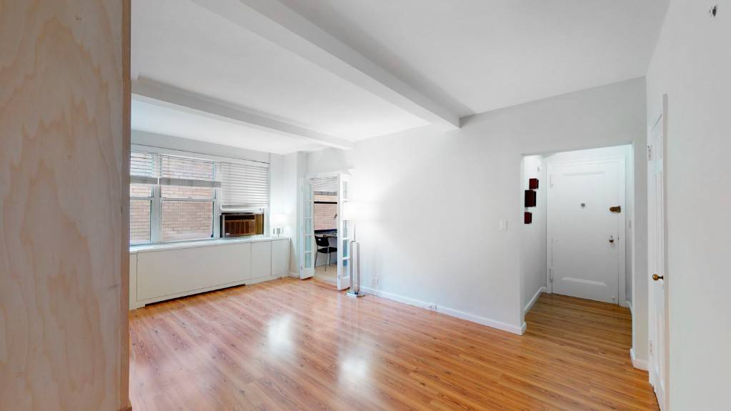 Wonderful Lenox Hill location located in a pre war boutique co op, which has a full time doorman and laundry in building.