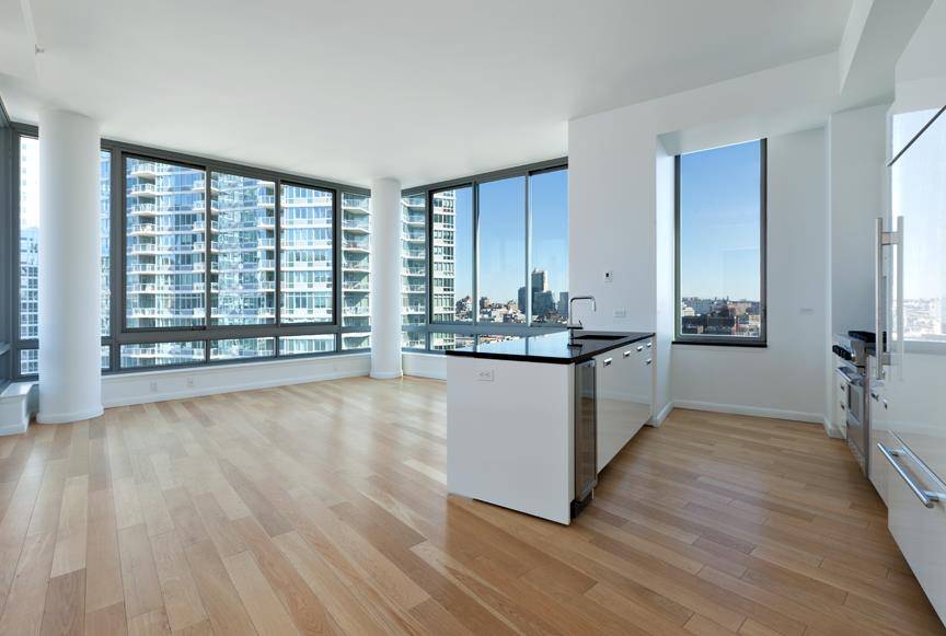 Apartment 1701 is a gracious 3 bed and 3 bath with a large balcony facing the Gantry Park, East River and the City skyline in the luxurious View condo building.