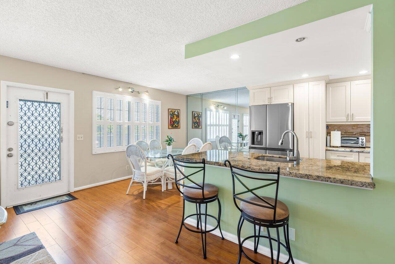 Very bright and neutral updated condo with a magnificent Lake view.