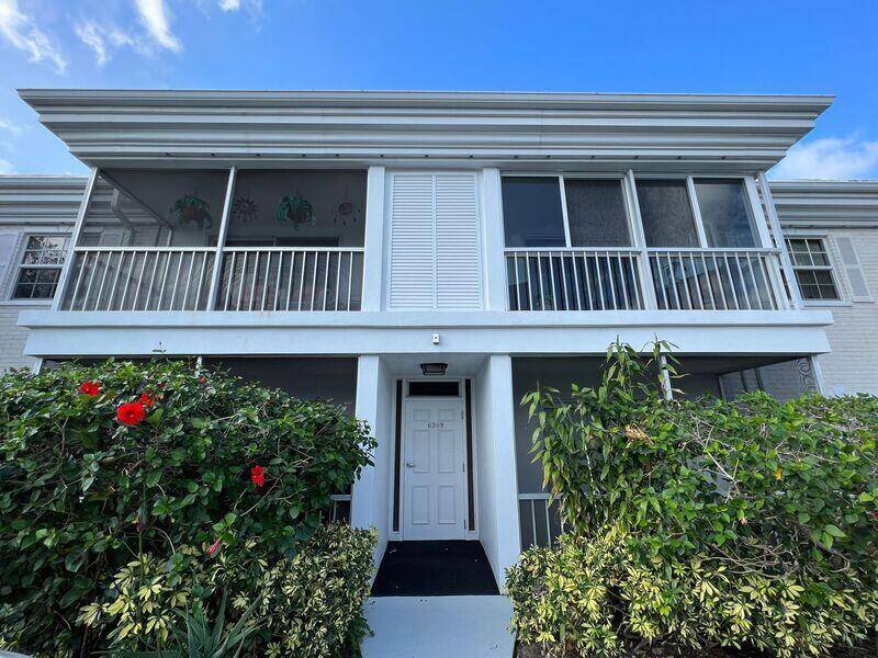 Beautifully remodeled furnished unit located east of US 1 in the Bay Colony area of Fort Lauderdale.