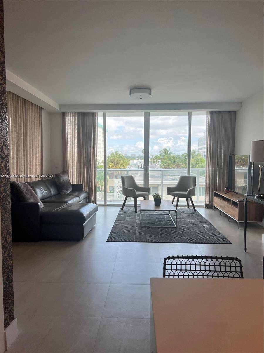 Impecable 2 bedrooms plus den corner residence !