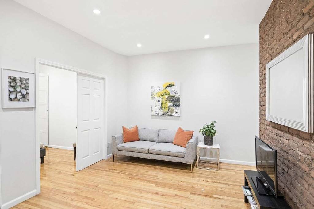 Welcome to your quintessential NYC apartment !