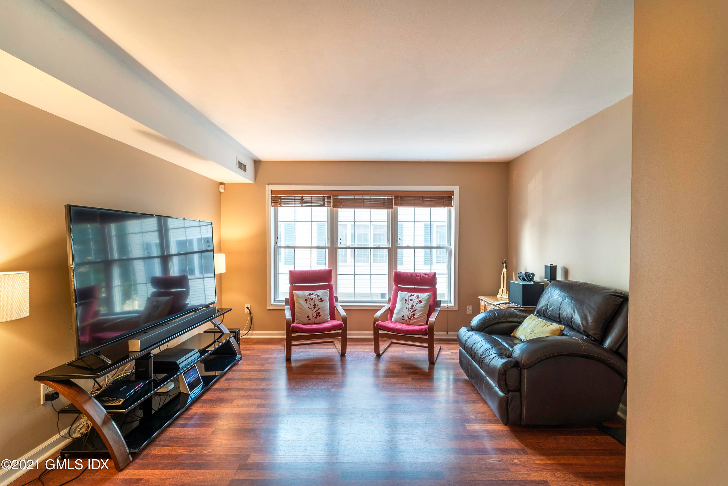 Not to be missed ! Glenway Court townhouse located near the heart of downtown Stamford.