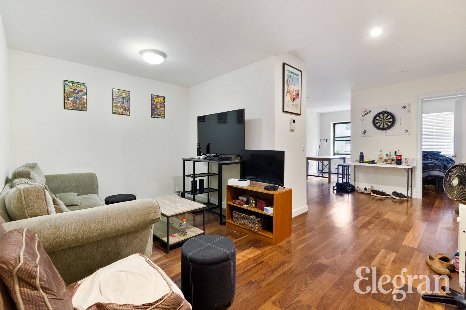With 3 queen Bedrooms Flex 4 or office den separate dining room for spreading out, this completely renovated penthouse flat delivers a spacious living area, more than ample closet space ...