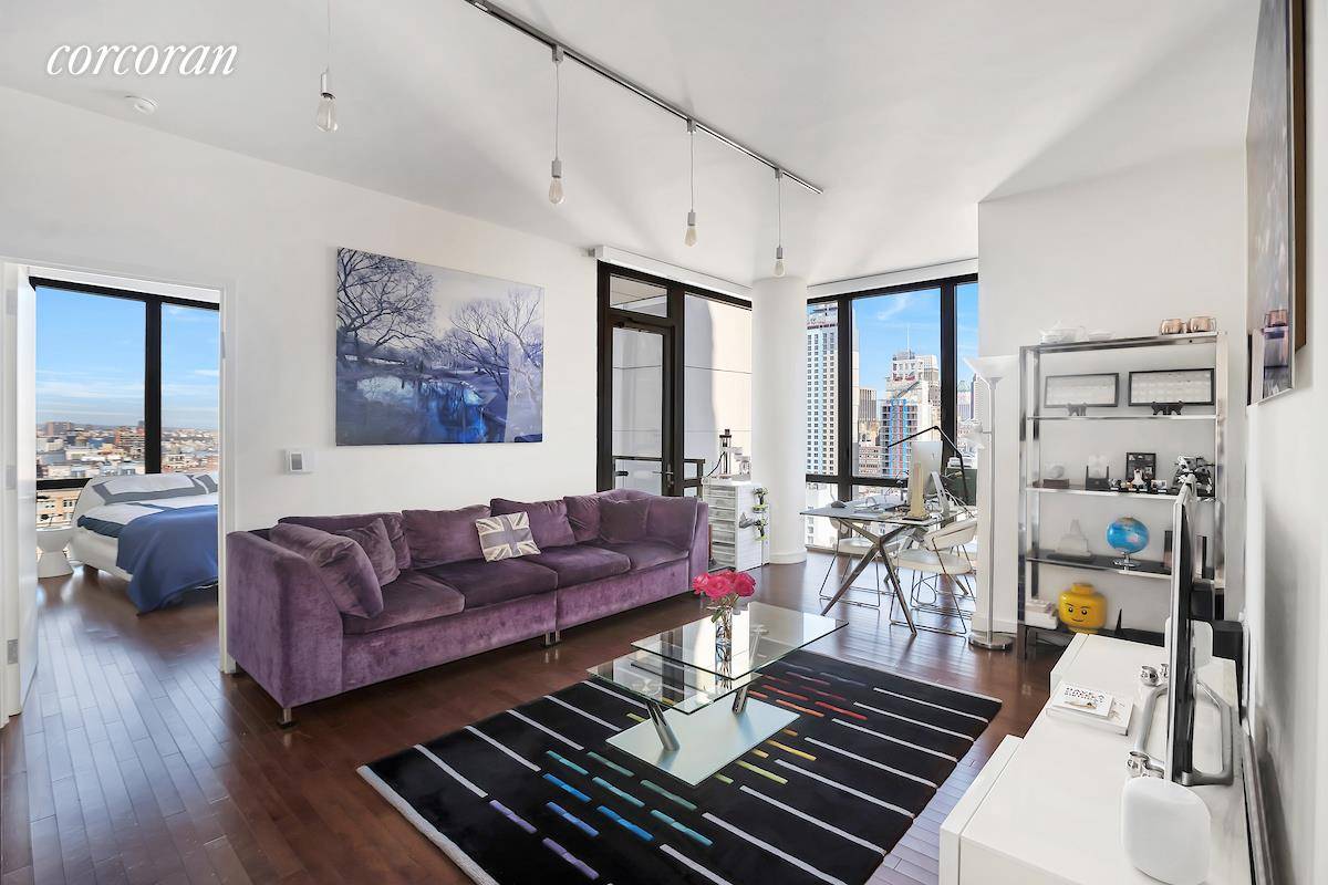 Chelsea Stratus' 28A is a fantastic split, corner two bed and two bath home with a private balcony and spectacular views in the prime Chelsea neighborhood.