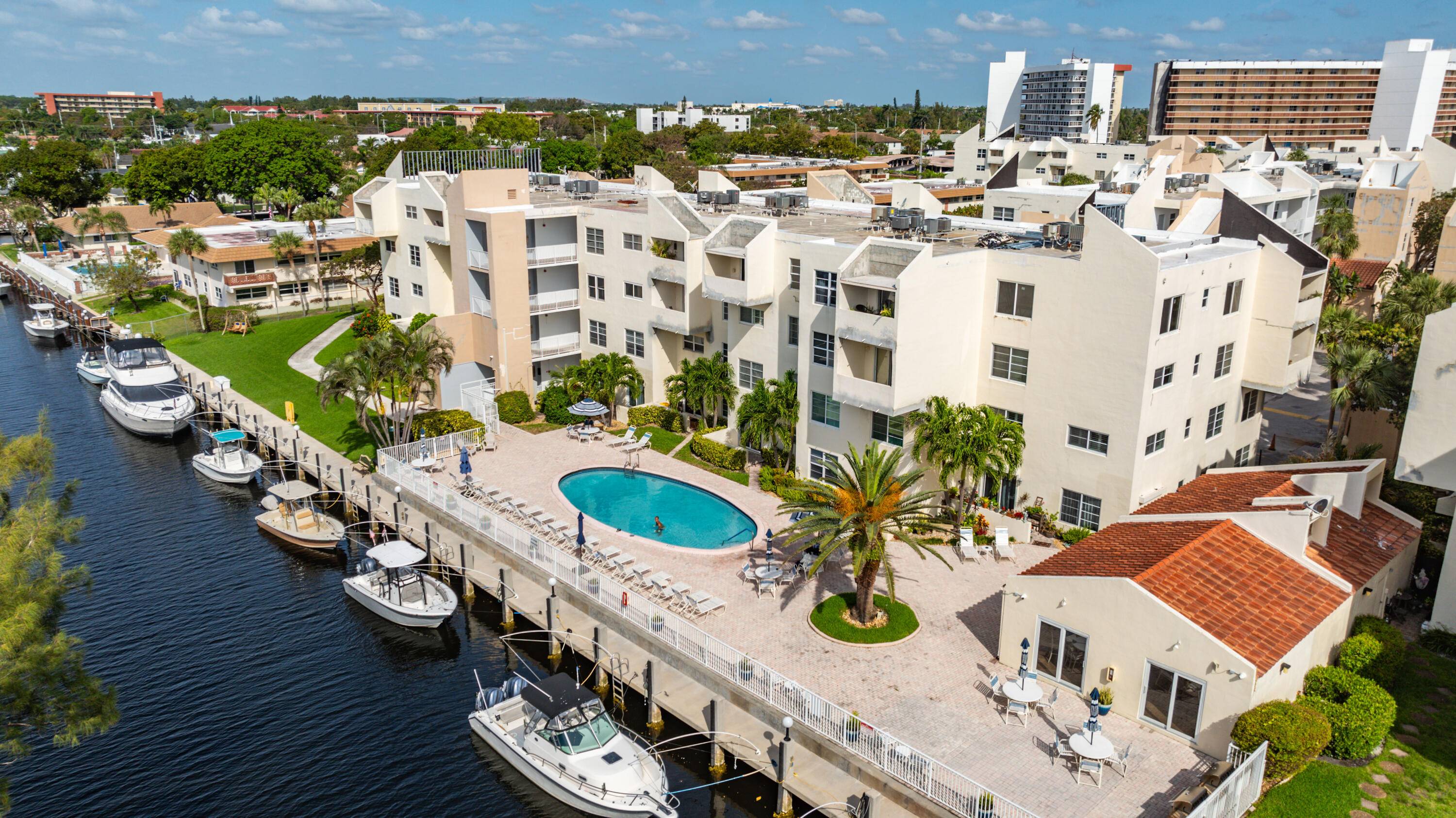 Waterfront 2bd 2ba directly off the main intracoastal.