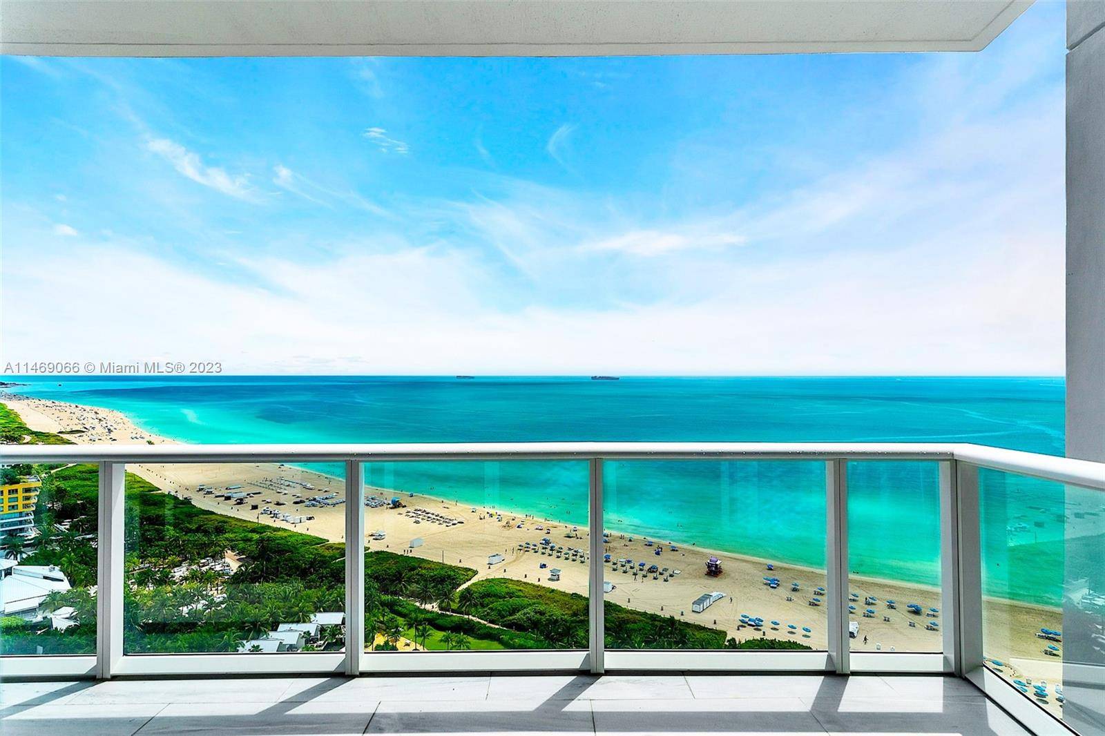 A stunning renovated apartment oceanfront center of the renowned Continuum resort.