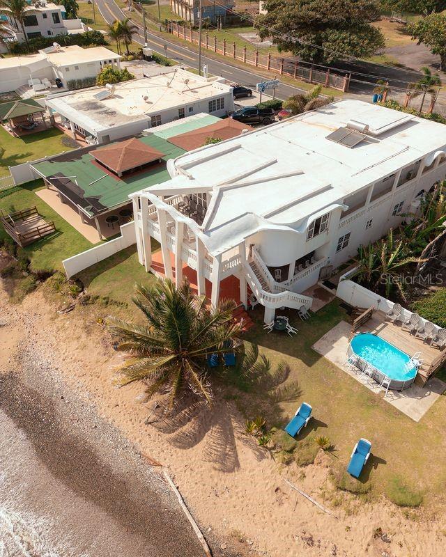 Vista aérea posterior: piscina y playa / Rear aerial: pool & beach