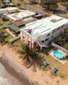 Vista aérea posterior: piscina y playa / Rear aerial: pool & beach