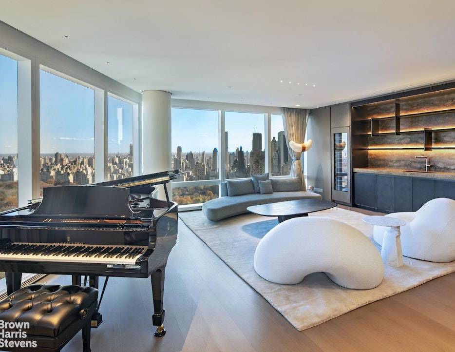 A WORK OF ART PERFECTLY LOCATED Location is always of paramount importance in residential real estate and this condominium is perfectly positioned at the south end entrance to New York's ...