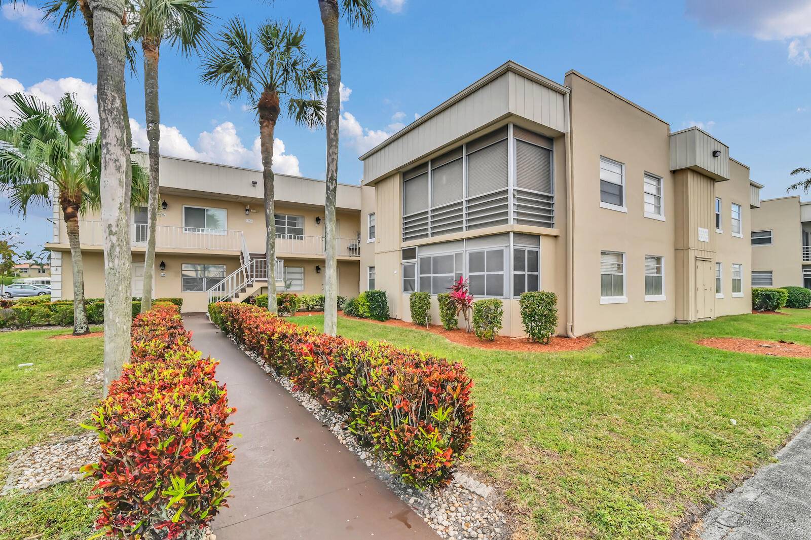 Welcome to your cozy retreat in the heart of Delray Beach !
