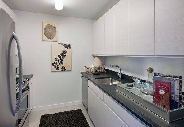 1BR with 9' ceilings, modern open kitchen great for entertaining, spacious bath with tile flooring and Italian made cabinetry.