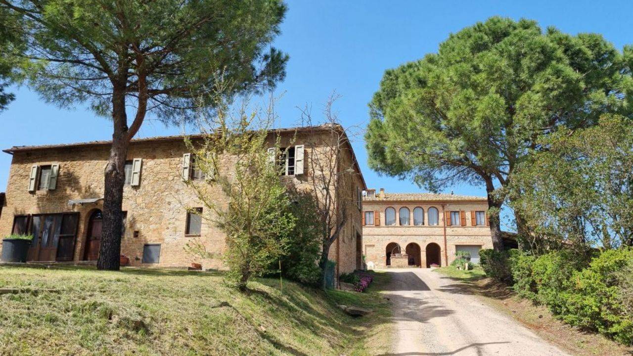 Renovated Tuscan farmhouse with land for sale in Buonconvento, Siena. Splendid real estate property with 2 farmhouses, shed, land, panoramic position