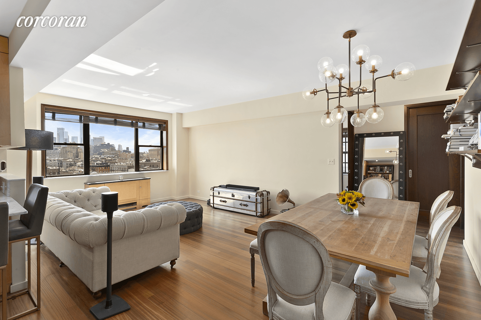 With panoramic south facing views to the World Trade Center and beyond, 2 Horatio Street 11P is a bright gem in the sky ready to welcome its new rental occupant ...
