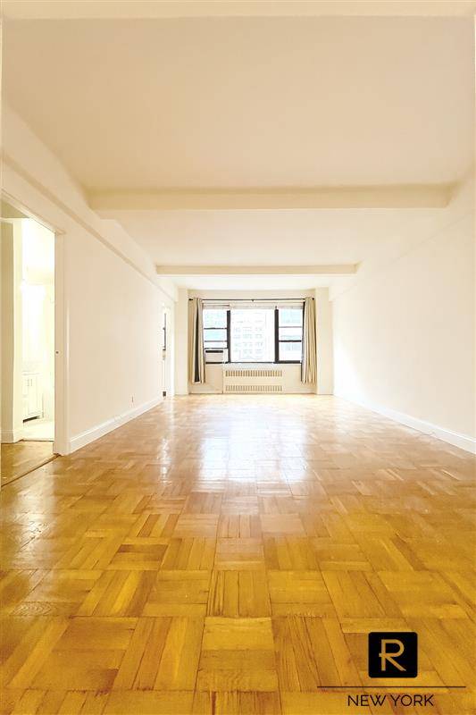 Bright Midtown East Studio Near Grand Central and Bryant Park Available Now !