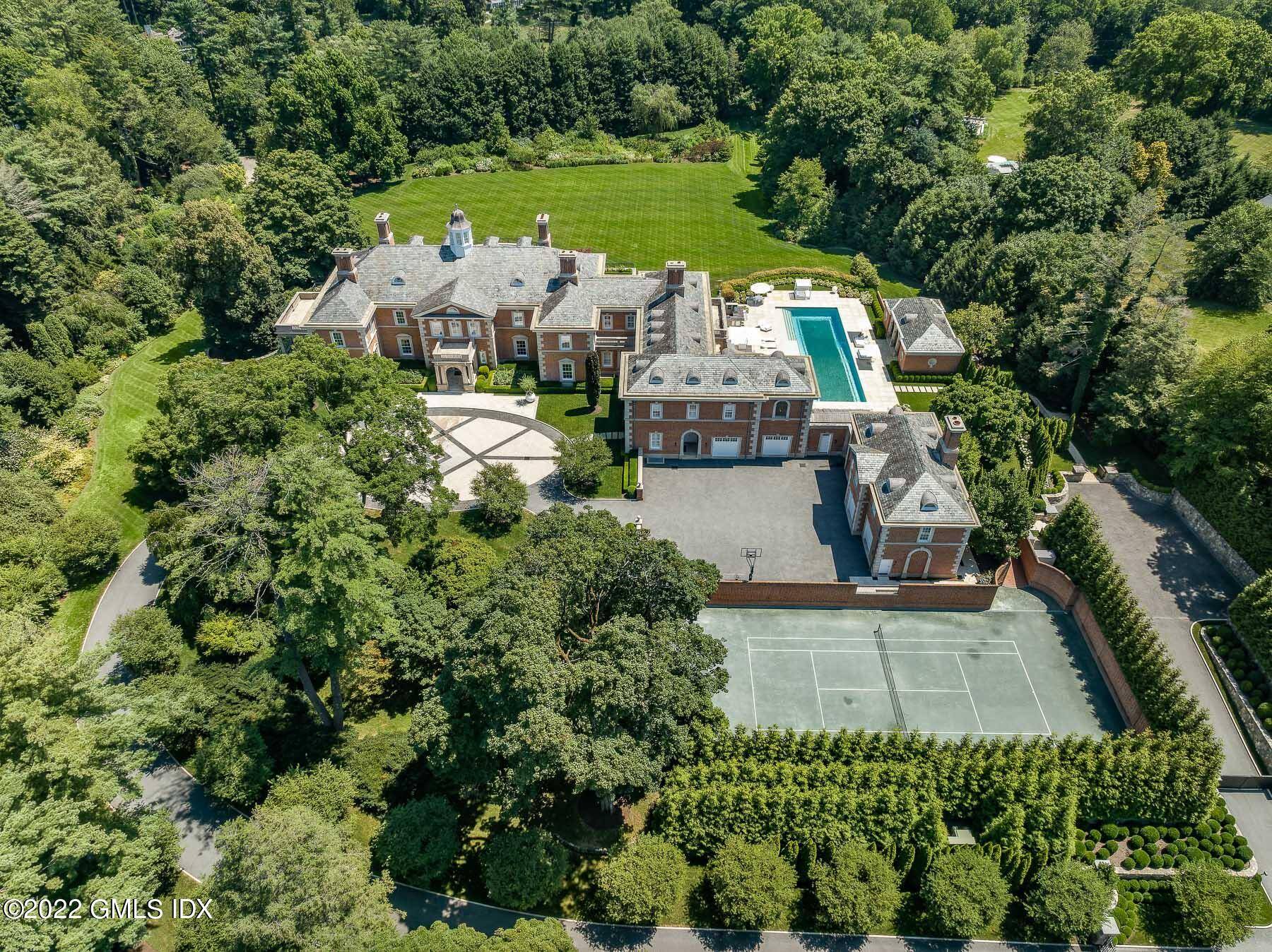 Overlooking 8 park like acres, this majestic brick Georgian was transformed to blend top of the line appointments with a rich array of custom detailing.