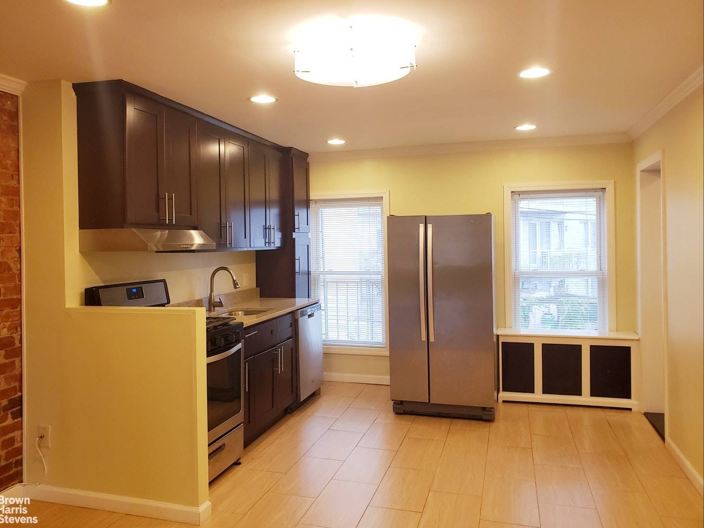 This fully renovated 1BR plus home office offers a spacious, bright, and modern feel combined with the charm of exposed brick and townhouse living in one of the best locations ...