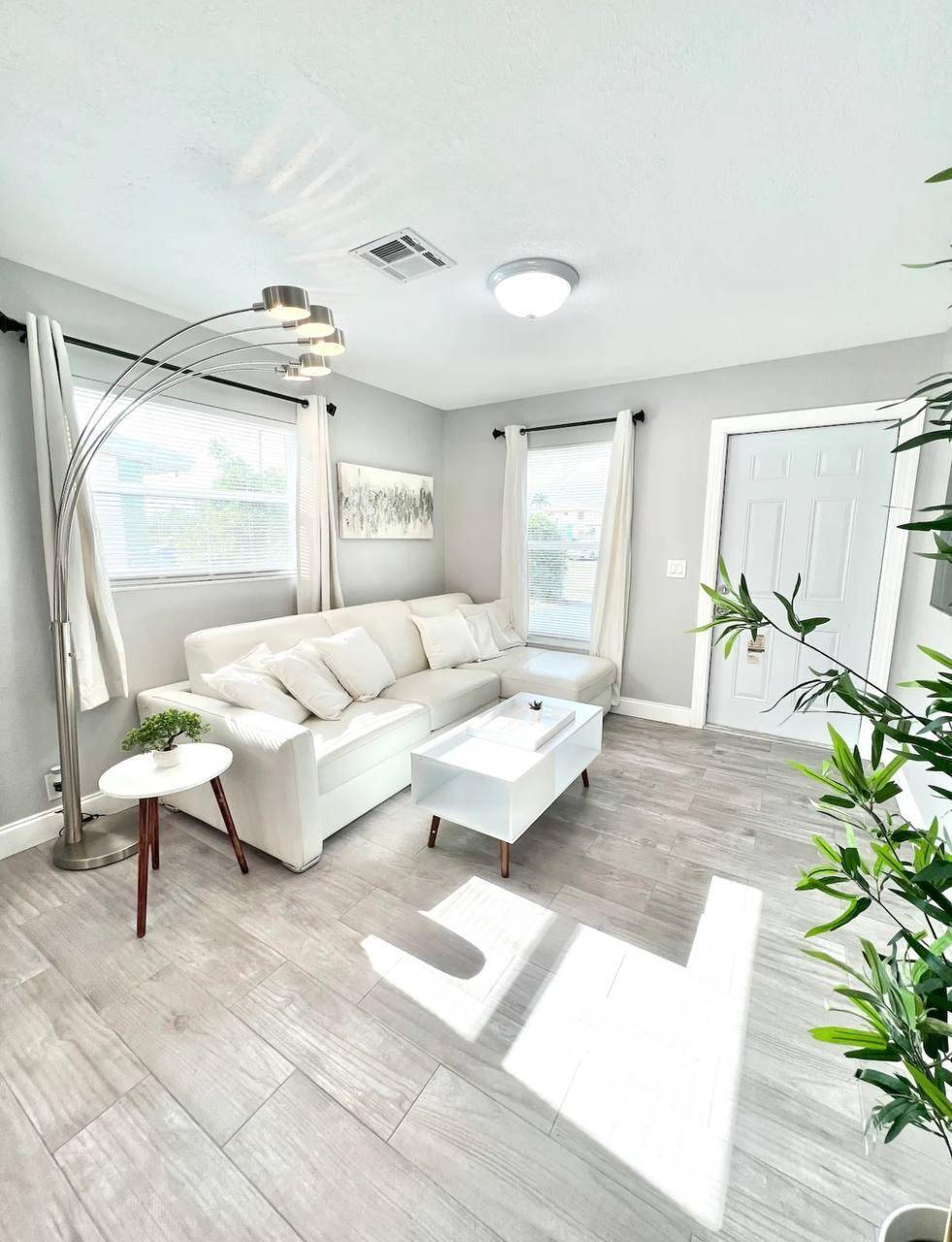 FULLY FURNISHED MODERN 4 BEDROOMS 2 BATHS RENOVATED HOME IN THE HEART OF WEST PALM BEACH.