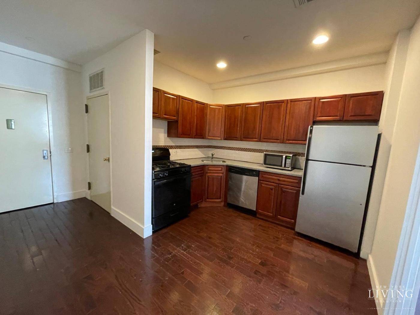 BEAUTIFUL NEWLY RENOVATED 4 BEDROOM APARTMENT IN BUSHWICK !