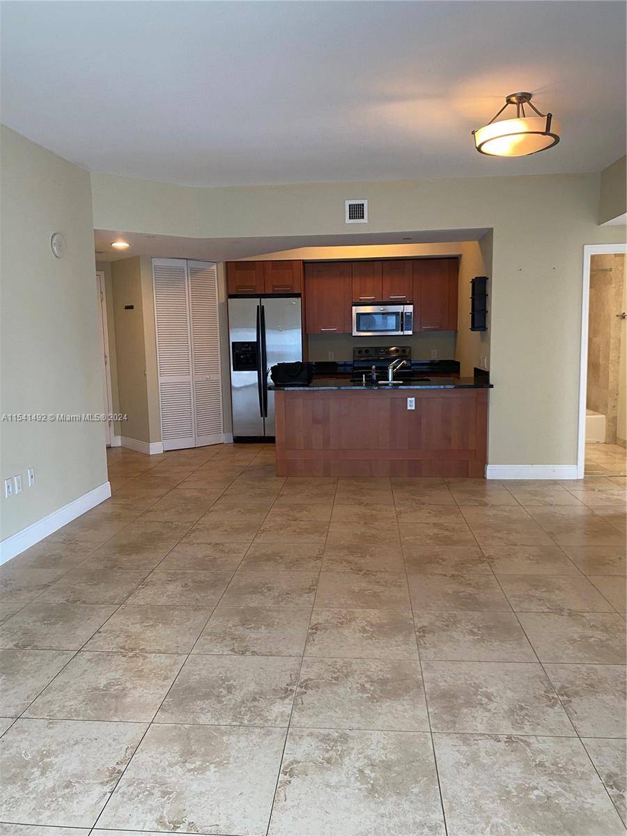 BEAUTIFUL APARTMENT 2 BEDROOM DEN 2 FULL BATHROOMS, DEN CAN BE USED AS A 3RD BEDROOM.