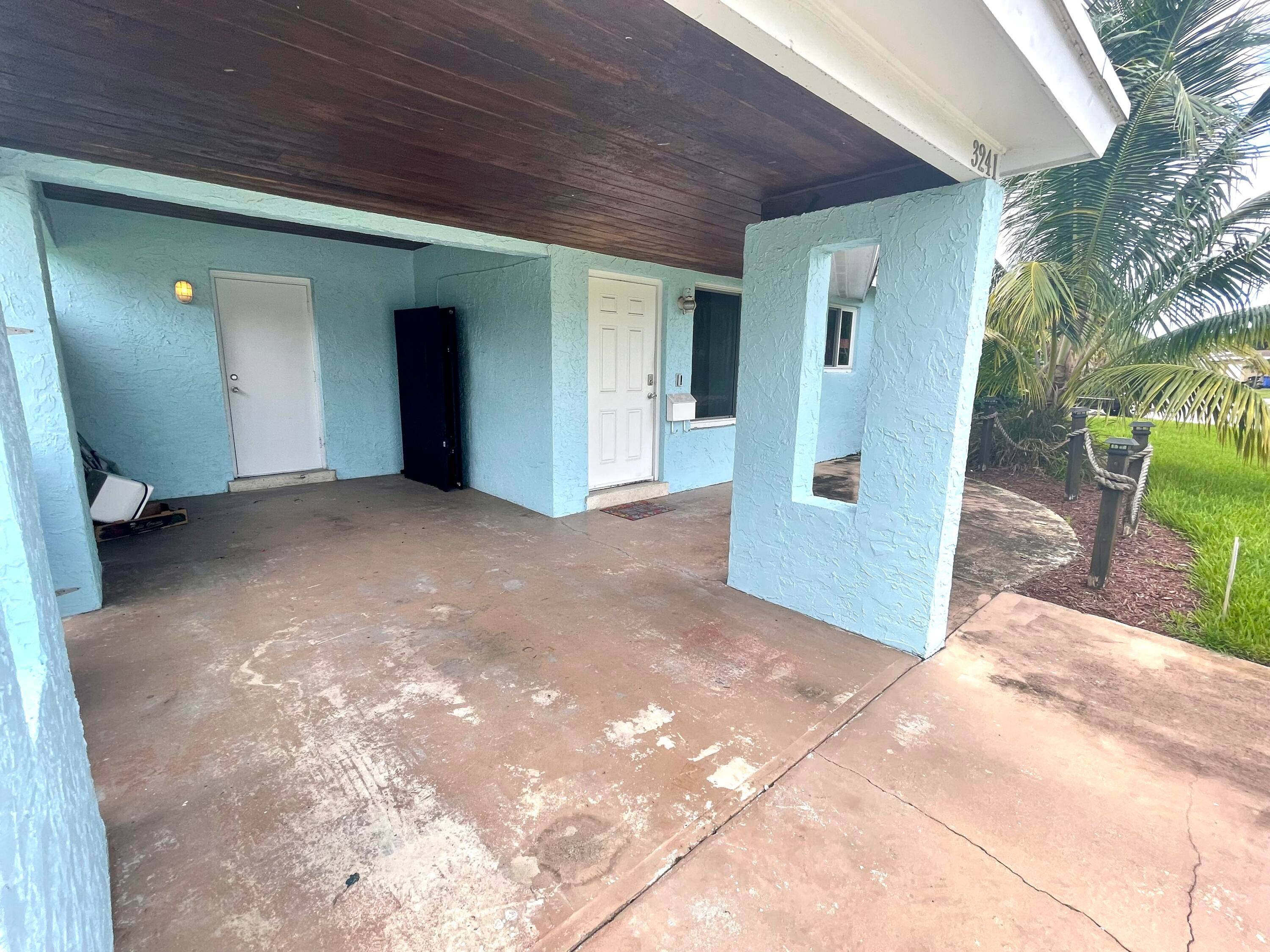 Walk in to this updated and spacious HOUSE in Fort Lauderdale, on a quiet street, with stainless steel appliances in the open kitchen, and a bar !