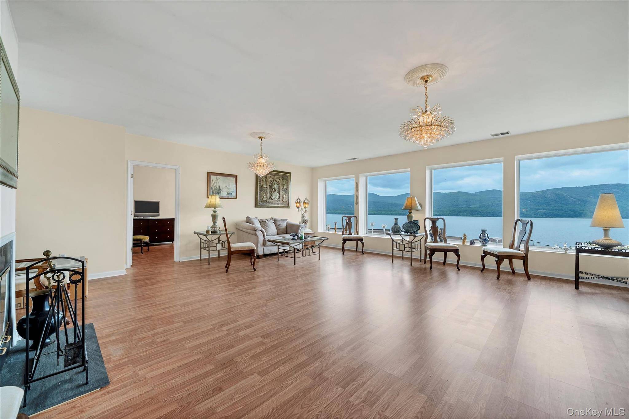 SPECTACULAR DIRECT VIEWS OF HUDSON RIVER amp ; MT.