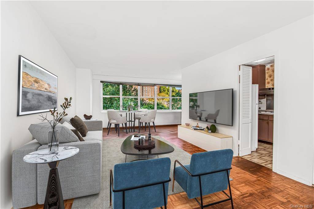Come see this bright and spacious 2 bedroom, 2 bathroom co op in one of the most exclusive buildings in South Riverdale, River Point Towers and make it your own ...