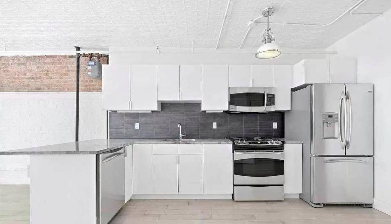 LARGE ONE BEDROOM TWO BATH LOFT IN PRIME NOHO LOCATION !