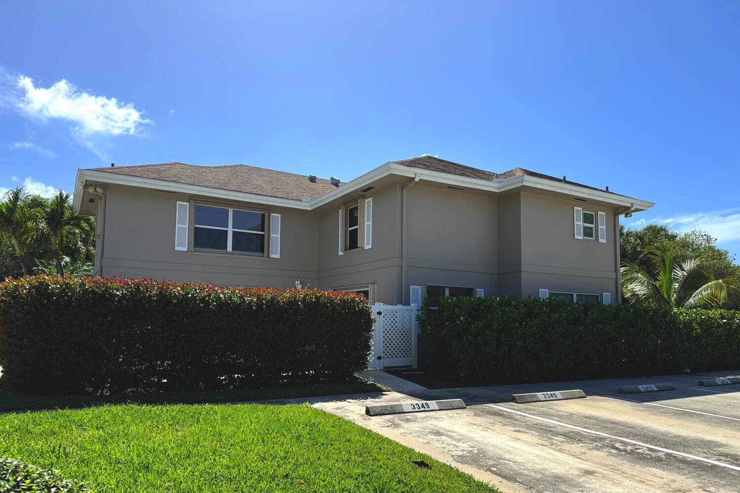 This lovely townhouse in Sunset Trace, Palm City features two bedrooms and 2.