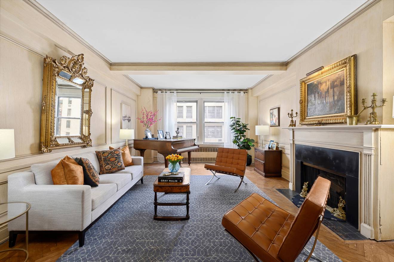 Prewar Carnegie Hill Classic 6 Residence 11D is a grand scale Classic 6 home in one of Carnegie Hill's premier, white glove cooperatives awaiting your touch.