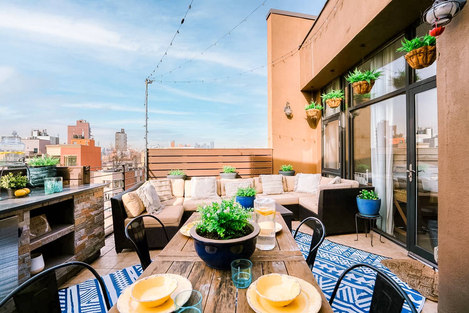 MODERN DESIGN 329sf PRIVATE ROOF TERRACE CUSTOM BUILT WET BAR DIRECT STUNNING VIEWS OF MANHATTAN 130sf STORAGE ROOMUNIT 5A 179 WOODPOINT is one of the Penthouse units, a modern 2BR ...