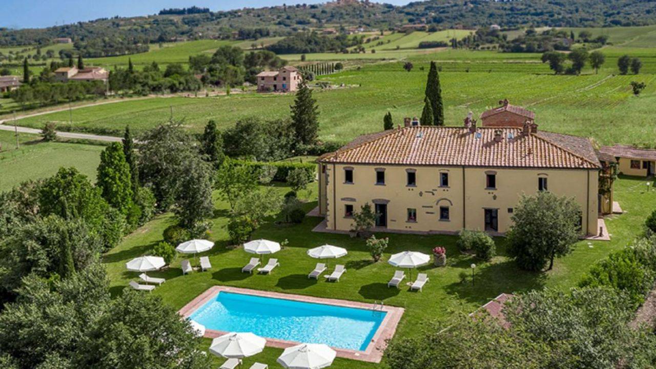 Ancient property is for sale in the Tuscan countryside of Valdichiana. Holiday home with vineyard, olive grove and swimming pool with 10 bedrooms