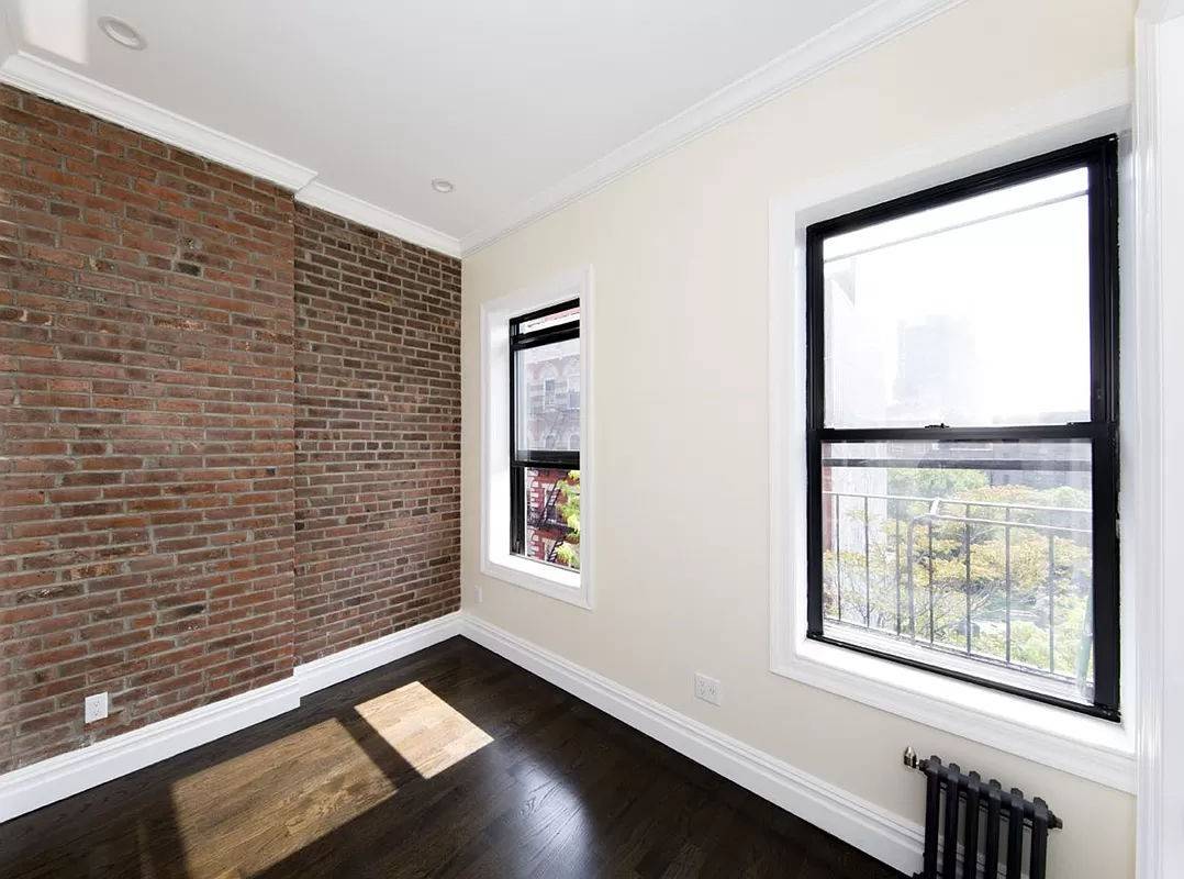 Welcome to 223 Mott ! Located in the heart of NoLita Cozy 2 Bedrooms 1 Bathroom with a combo Washer amp ; Dryer in unit !