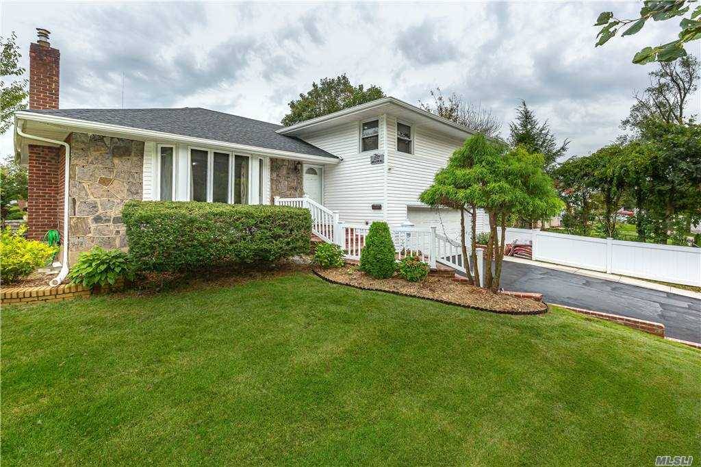 beautiful Updated3 Bedroom And 3 Bathroom house in Award winning Syosset school district.