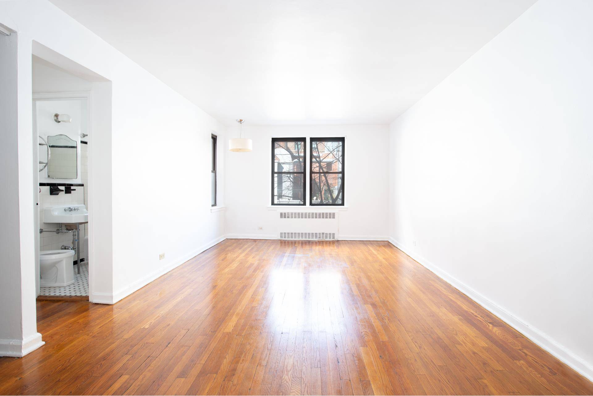 This charming Greenwich Village studio in a well maintained elevator building can be all yours !