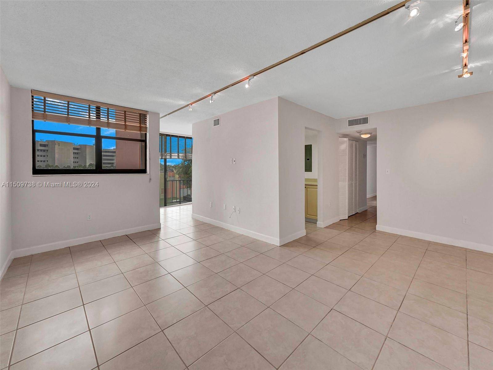 Stunning and sunny 2 bedroom, 2 bathroom condo in the heart of Miami !