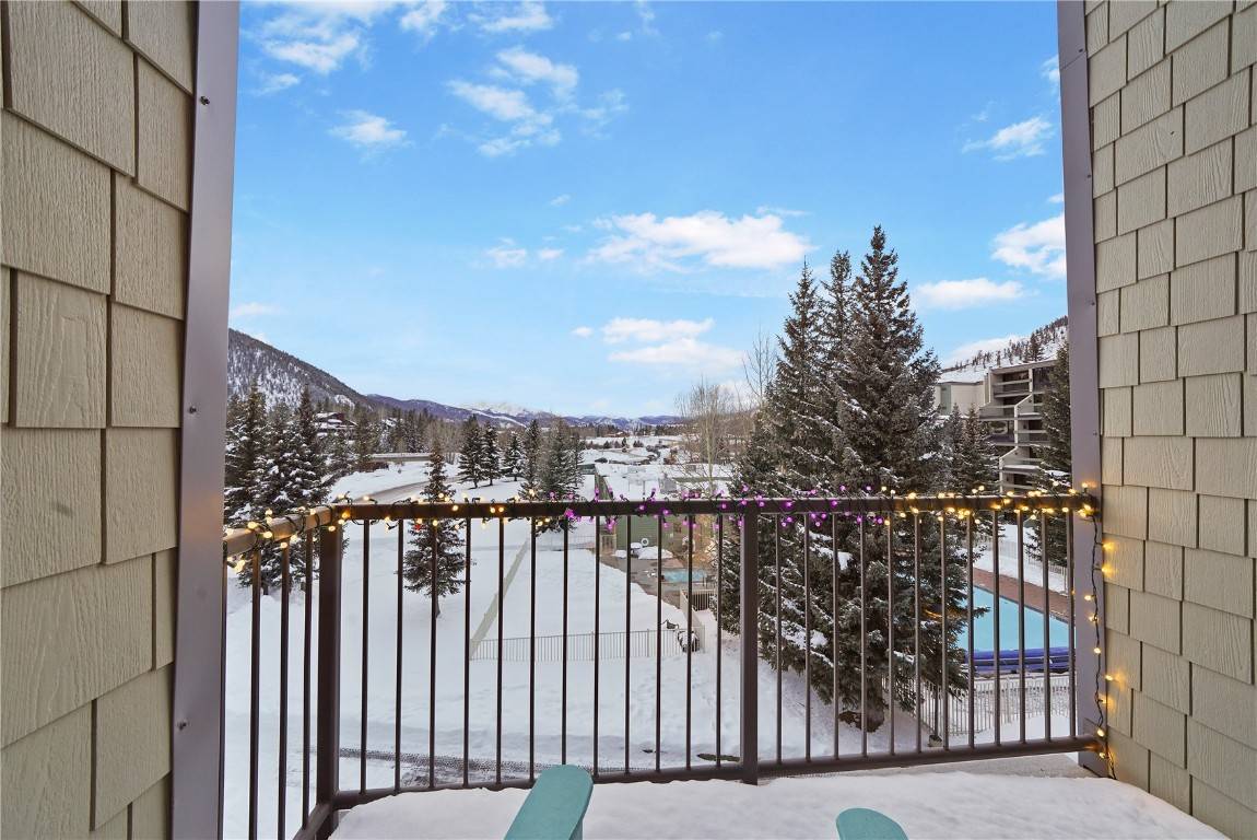 Great central location in the Lakeside village with views to the Gore Range and snake river.