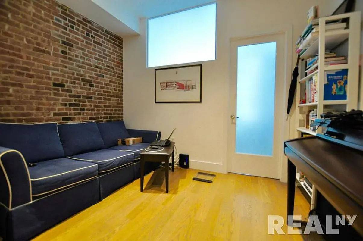 NICELY RENOVATED TRUE 2BR WITH IN UNIT LAUNDRY IN A PRIME LES LOCATION !