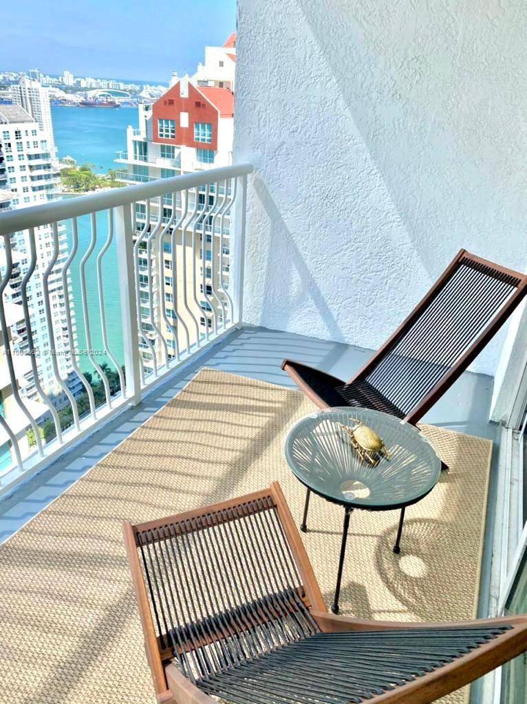GREAT STUDIO ! ! ! Beautiful and Incredible 40th floor studio in the heat of Brickell, rent it by airbnb, and also enjoy for some days, or weeks for yourself.