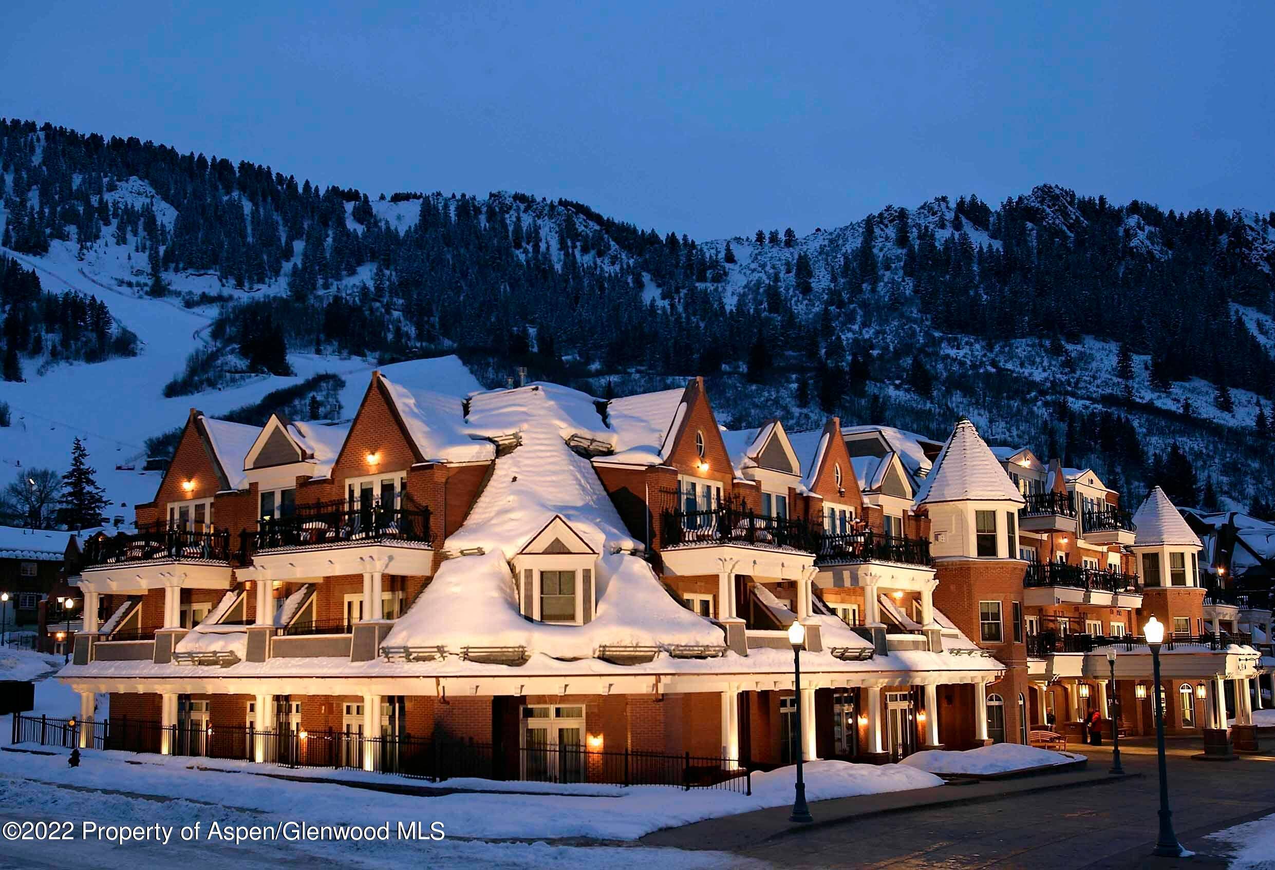 The Aspen Mountain Residences enjoy the perfect location, right in the heart of Aspen, one block to the Silver Queen Gondola.