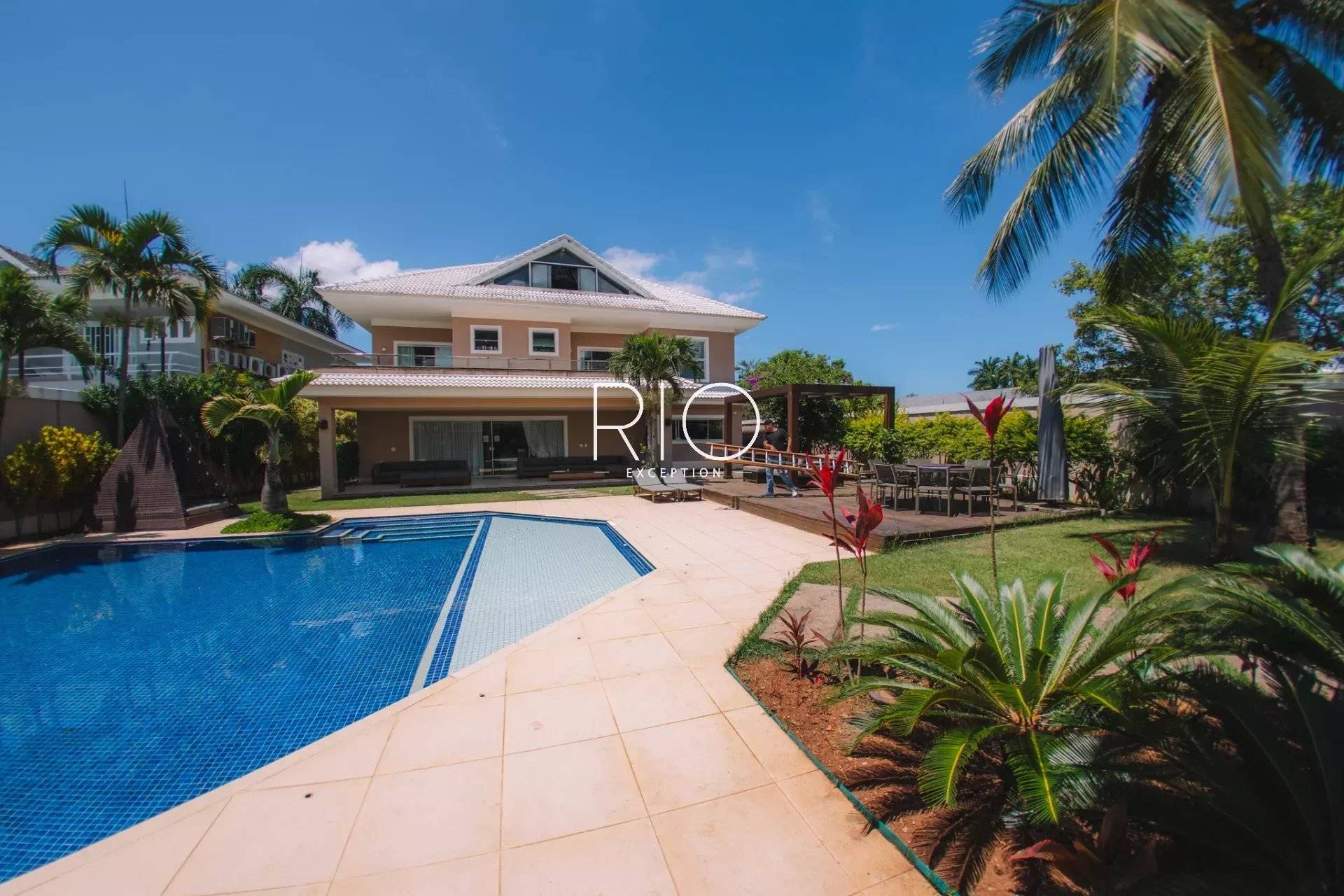 BARRA DA TIJUCA - Condomínio Mansões - Sumptuous star villa of 846m2, 5 suites, swimming pool, sold fully furnished !
