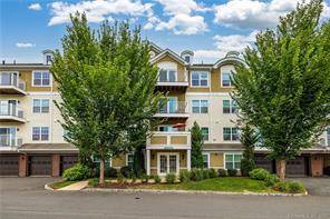 Beautiful 2 bedroom 1 bathroom condo in highly sought after Quaker Green Complex.