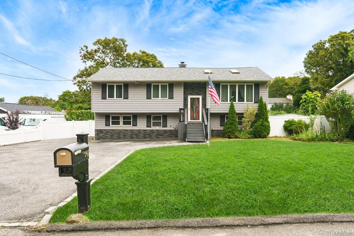 Hi Ranch residence featuring gray siding and dark window shutters