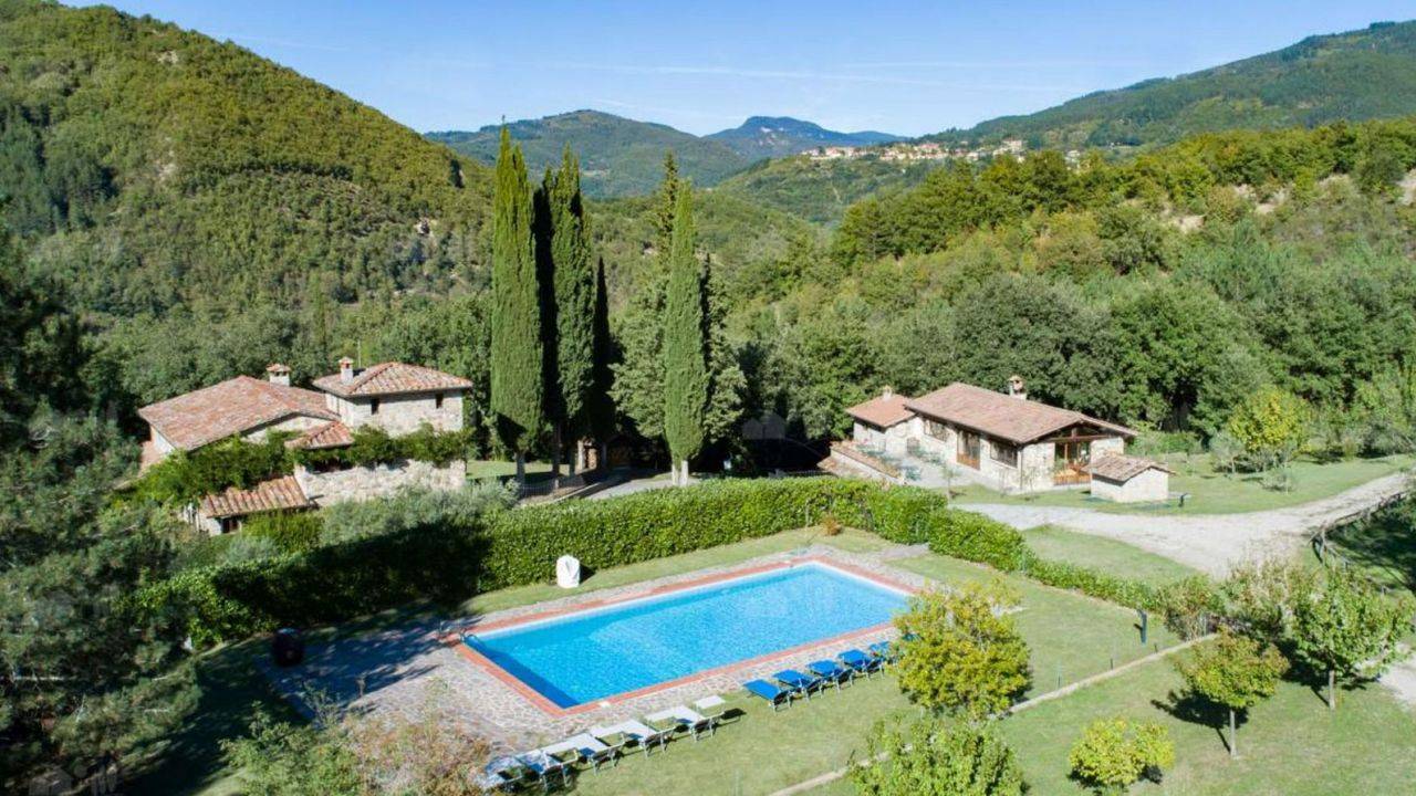 Property complex with 4 independent units with 11 bedrooms, 12 bathrooms, olive grove, orchard, timber trees and swimming pool for sale in Tuscany.