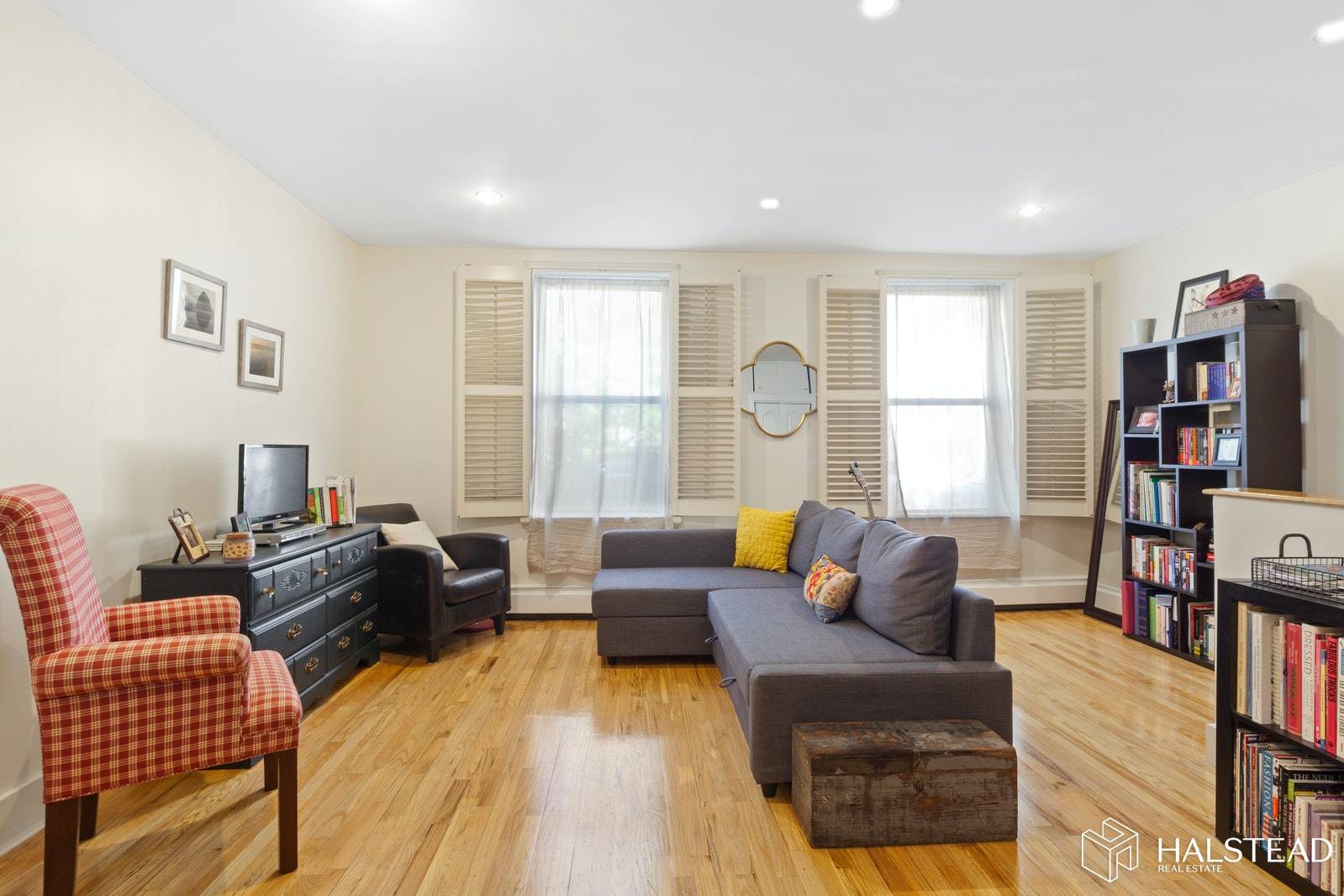 Located in thriving Ditmas Park near Flatbush, this fabulous 1240 square foot duplex functions nicely as a two bedroom.