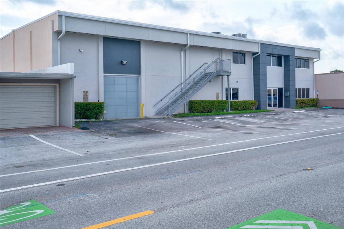 DON'T MISS OUT ! Nearly 10, 000 SQ FT of office and Warehouse space.